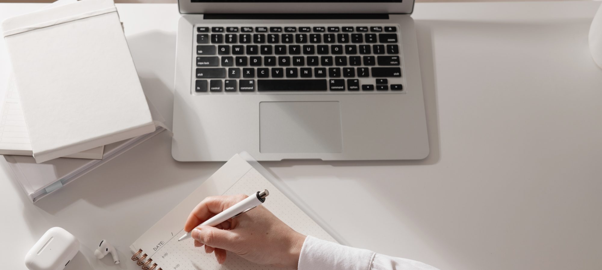 Entrepreneur qui produit du contenu pour les réseaux sociaux sans retour sur investissement