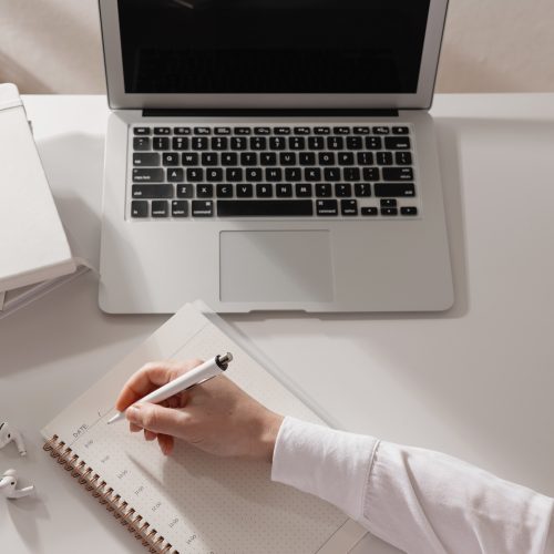 Entrepreneur qui produit du contenu pour les réseaux sociaux sans retour sur investissement